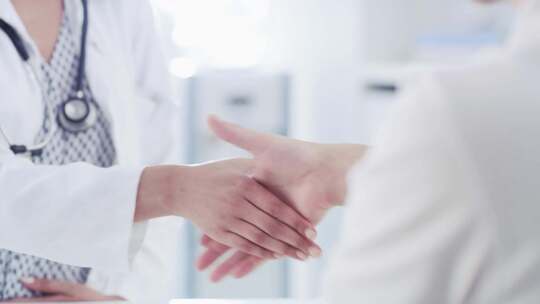 一名医生在会诊时与患者握手