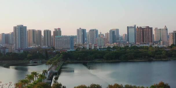 广西首府南宁临江而建的楼盘，城市景观