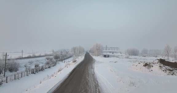 冰雪覆盖的乡村小路航拍景象