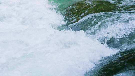 河水江河溪流水浪浪花奔腾浪涛激流视频素材模板下载