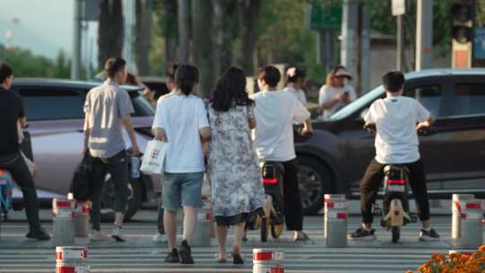 夏日行人过马路