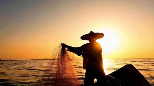 渔民海上夕阳下撒网捕鱼