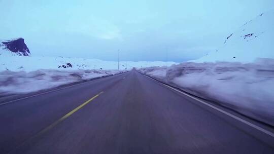 穿过冰雪覆盖的山间公路