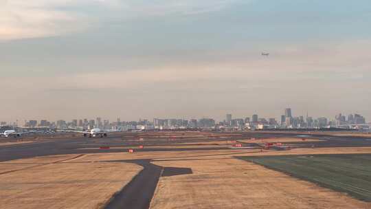 飞机在日本东京羽田国际机场跑道滑行视频素材模板下载