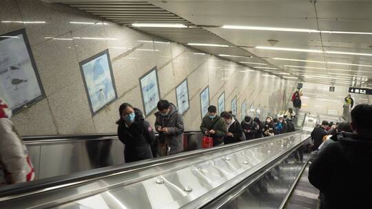 电梯扶梯地铁上下班旅行人流视频素材模板下载