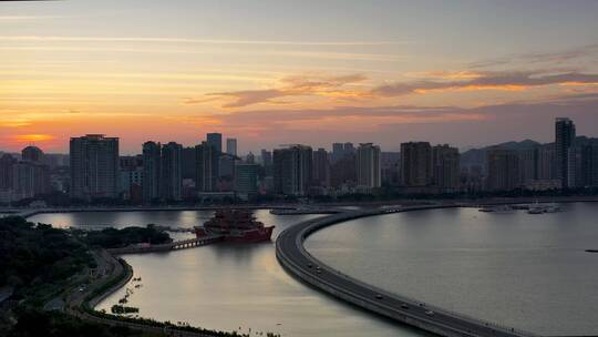 黄昏的沿海城市