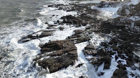 航拍威海小石岛雪后礁石海岸浪花视频素材模板下载