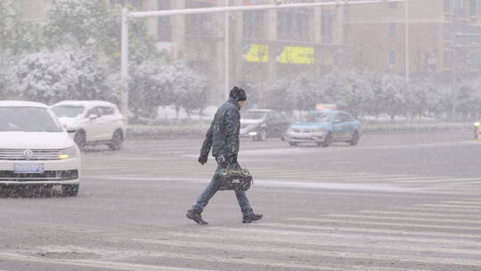 下雪天归家心切的男人过斑马线