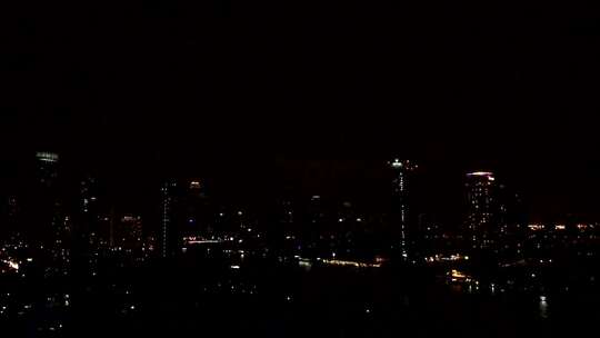 城市夜晚闪电