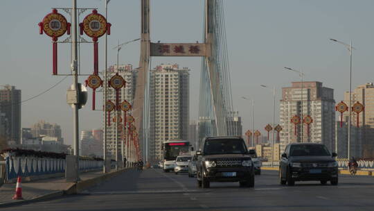 陕西咸阳渭城桥日出车流人流延时摄影