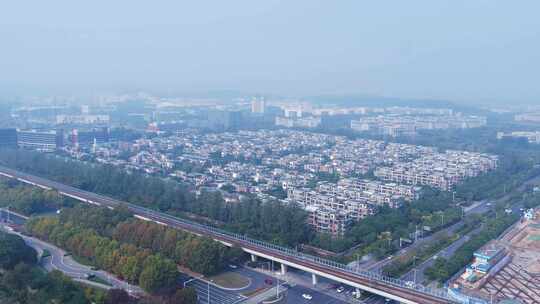 城市住宅区及高架轨道鸟瞰全景