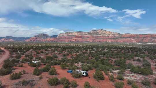 亚利桑那州塞多纳露营车的沙漠景观——无人驾驶飞机拍摄视频素材模板下载