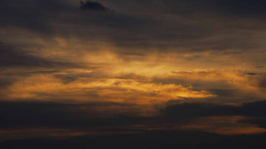 黄辉夕阳里出现了上帝之光耶稣光4k云的延时
