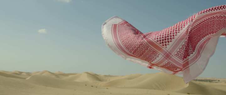 在沙漠中随风移动的毯子