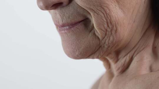 一位皮肤有皱纹的老年妇女的下脸