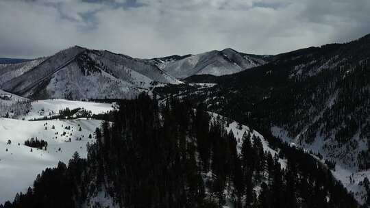 多云天空下的雪山景观