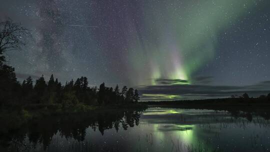 夜晚的极光星空