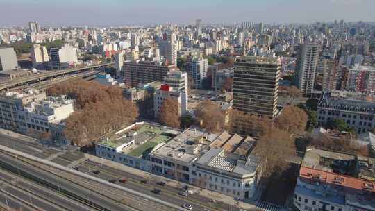 马德罗港水道的鸟瞰图，白天两侧有建筑物。多莉离开了