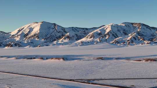 雪覆盖山脉及开阔雪地景象