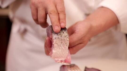 【镜头合集】鱼肉切段切鱼肉块