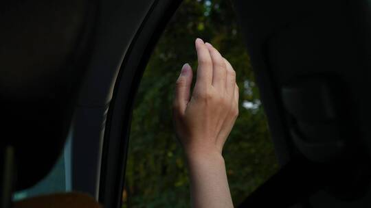 女孩坐车把手伸出窗外抚摸风4k视频素材视频素材模板下载