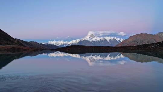 贡嘎雪山和湖泊唯美日落航拍