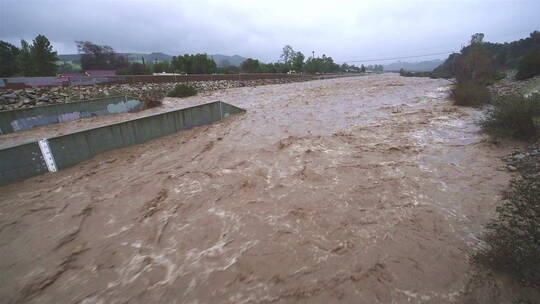 一条河在一场大风暴中开始泛滥视频素材模板下载