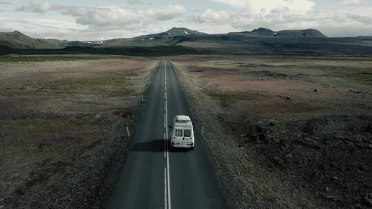 航拍的道路上行驶的货车