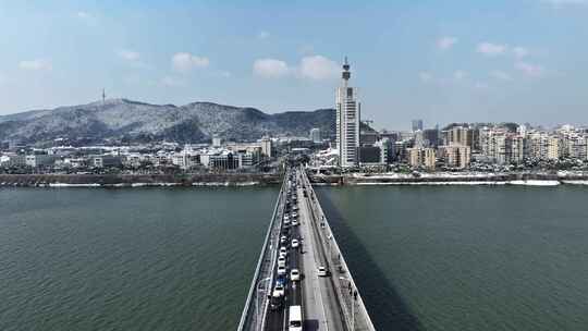 长沙城市中轴岳麓山、橘子洲大桥雪景