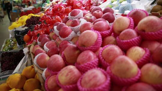 水果市场卖草莓猕猴桃芒果摊位