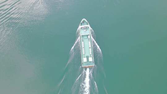 执法船海警船只航拍行驶在水面上的船只