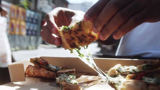 拉伸奶酪披萨的街头美食视频素材模板下载