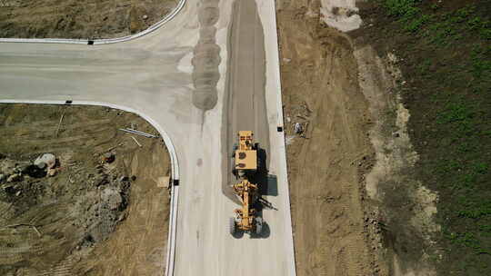 推土机正在为修建新道路平整砾石