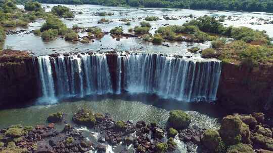 世界旅游目的地的巨大自然瀑布地标。