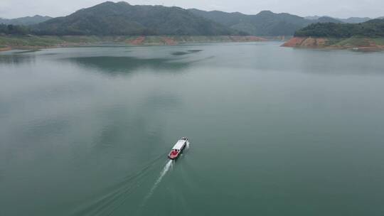 万峰湖湖上游艇航拍