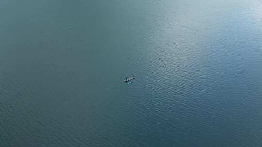 海面上漂的小船