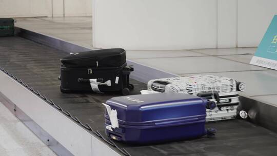 机场大厅内行李自提处传输带上的行李箱视频素材模板下载