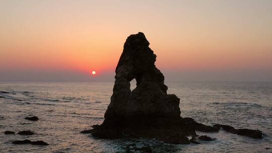 青岛石老人海边日出