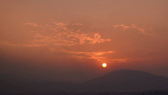 山上日出阳光云朵延时山峰风景早上太阳升起视频素材模板下载