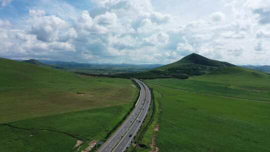 航拍草原天路 草原公路 公路上行驶的汽车