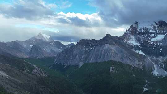 近距离航拍川西稻城亚丁山脉自然风光