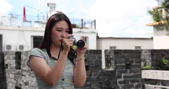 女性 亚洲女性 拍摄 记录 旅行 游玩 相机