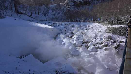 冰雪覆盖的山间小溪景观