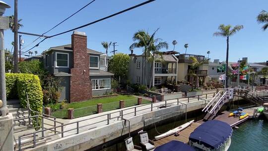 位于加州那不勒斯运河沿岸的房屋视频素材模板下载