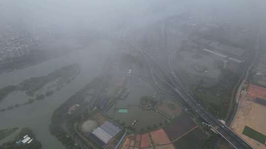 雨雾中的桥梁航拍