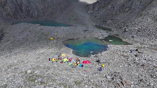 航拍攀登四川第二高峰中山峰的登山队大本营