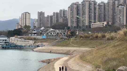 江边城市风光与行人景象