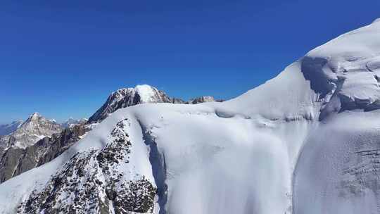 航拍川西横断山脉勒多曼因雪山山脊冰川风光