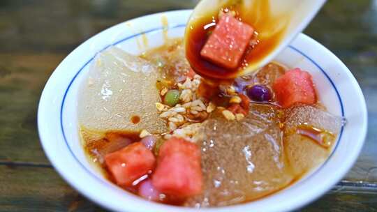 成都市四川街头知名夏季美食小吃，红糖冰粉