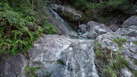 航拍山涧岩壁流水潺潺